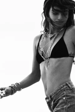 NAOMIE< Online